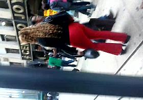 Mujer en pantalon rojo ajustado