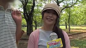 Sexy Japanese upskirt was secretly spied in the park