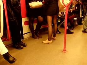 Sexy legs im metro 8 Sexy Beine in der U-Bahn 8