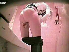 Blonde with great ass peeing