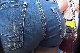 Party babe in tight jeans has her big butt recorded