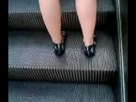 Sandalen auf der Rolltreppe II - Feet on an Escalator II