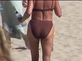 Bronze skin mature with perfect body on candid beach film 06t