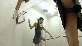 An Asian ballet dancer shows her pussy in a changing room