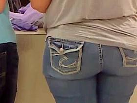 Candid - Big ass milf im tight jeans.