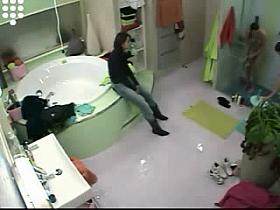 Big Brother NL 5 - Ladies nude shaving in shower