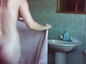 Blondeteenslut Hollie Naked in Shower