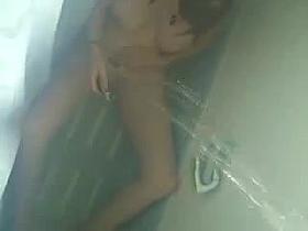jeune fille sous la douche