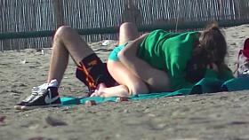 Coppietta giovane italiana fa sesso in spiaggia