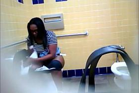 Bootylicious black MILF pees in a restroom