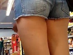 Candid young girl ass with gap in short jeans!