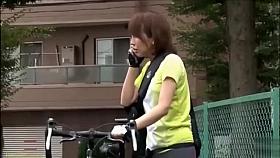 Sporty Japanese biker wets her tights with piss