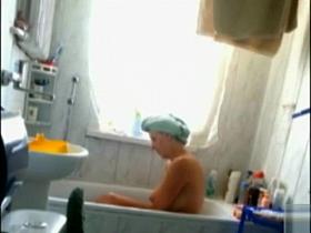 Friend's mom washes her seductive mature body in the bathtub