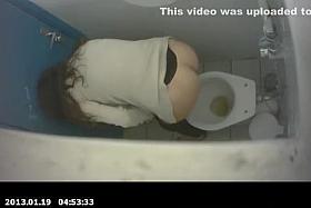 Teen with nice butt spied in public toilet peeing