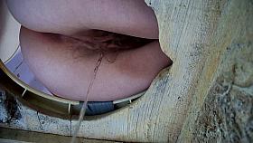 wow big fanny pissing on the wooden made up toilet big splash
