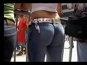 moviendo las nalgas