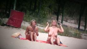 Blond chicks on the beach topless