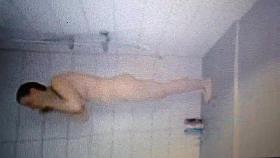 Eine Freundin beim Duschen heimlich beobachtet