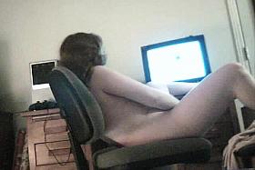 Naked amateur masturbates on voyeur webcam before the comp